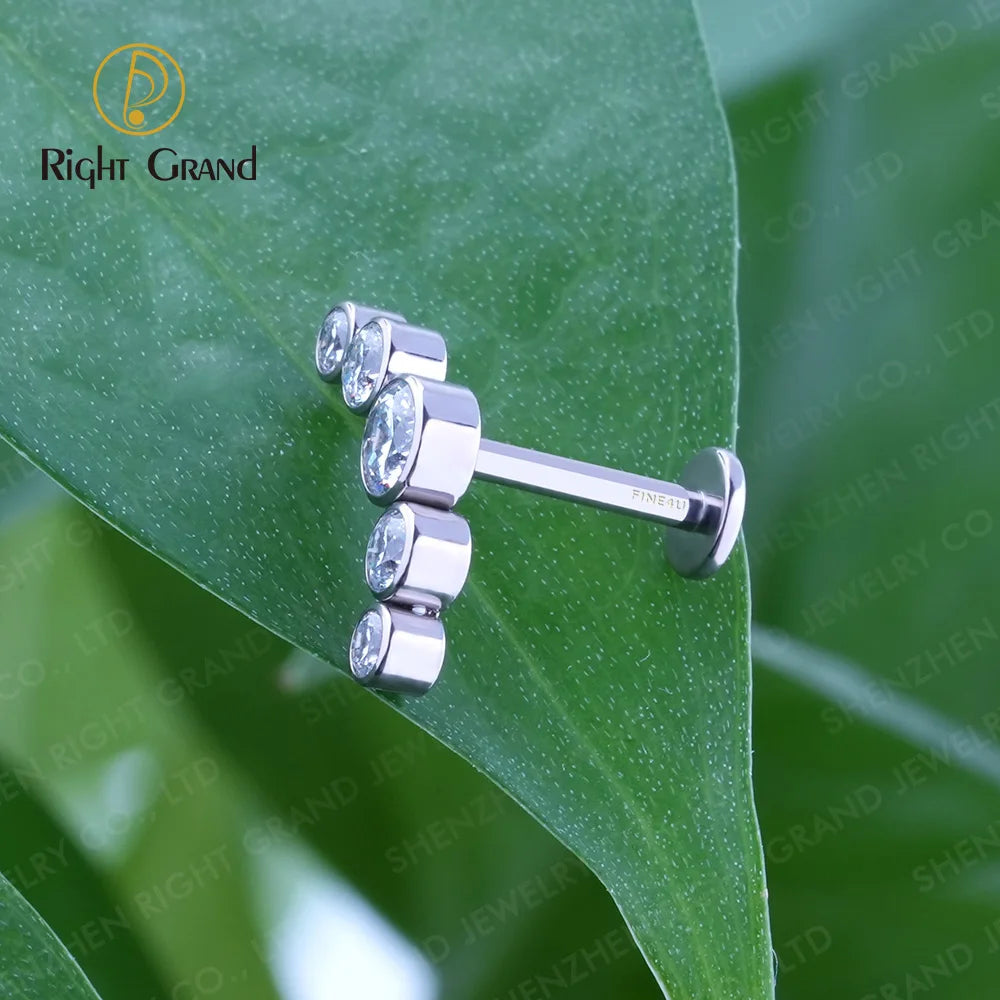 Right Grand ASTM F136 Titanium Internal Thread Bezel Set 5 Cubic Zircon Curved Cluster Labret Lip Piercing