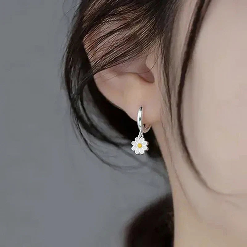 Huitan Chic Little Daisy Pendant Earrings Lady Graceful Everyday Jewelry Sweet Fresh Style Silver Color Delicate Accessories